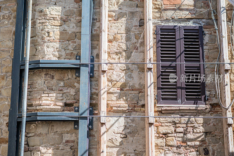 意大利建筑，马尔凯:San Ginesio地震损坏建筑的结构支撑框架